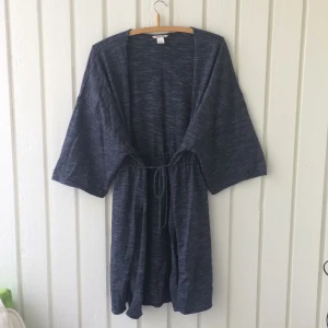  - Mjukis-kimono från monki. Använd endast ett fåtal gånger!