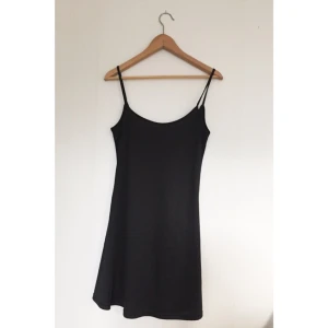  - Fin svart klänning med tunna band. Köpt på humana. Lite djupare i ryggen!