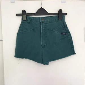  - Snygga gröna jeansshorts med högmidja! Köpta på Beyond retro!! Oanvända! Bra skick! Passar en XS/S! Betalningen sker via swish! Frakten är inräknad! 