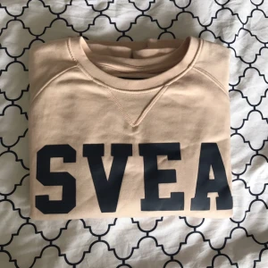  - Tjocktröja/hoodtröja från märket SVEA, väldigt skönt material i fin ljusrosa färg. Använd en gång. Som ny. 