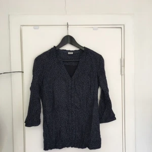  - Blommig fin blus! Köpt på secondhand! Betalningen sker via swish! Frakten är inräknad! 