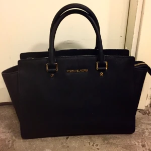  - Michael Kors Selma large. Nypris 3.595:-