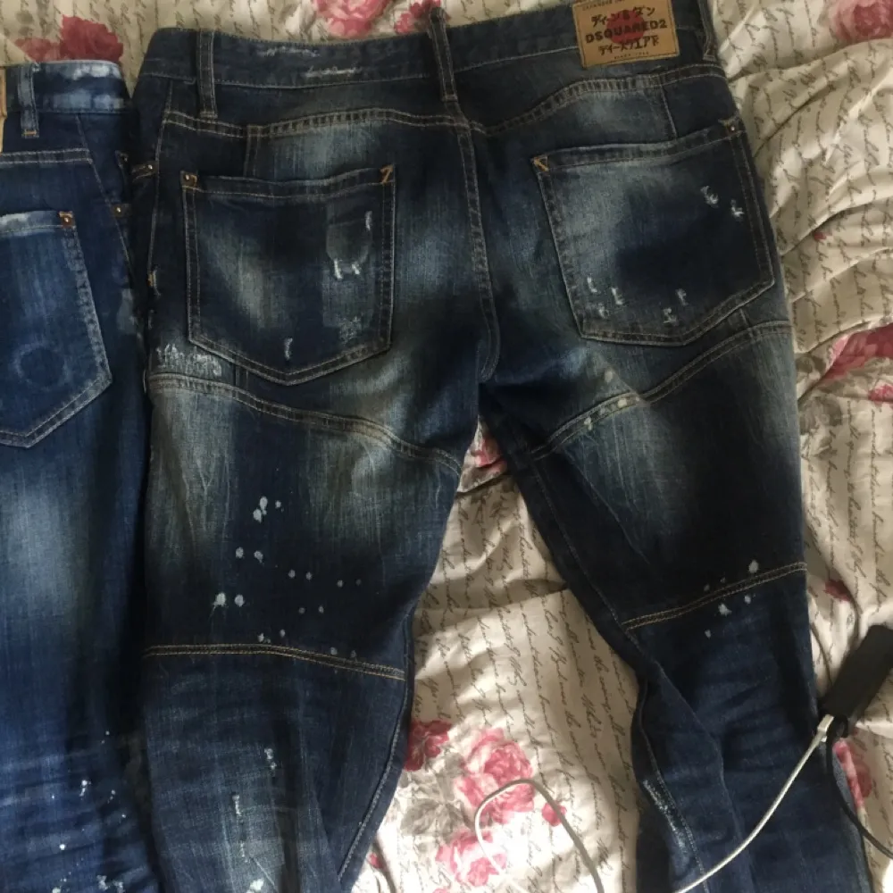 Dsquared2 jeans använda runt 5 gånger.. Jeans & Byxor.