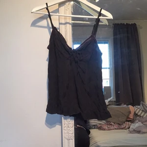  - Snyggt mörkgrått linne med ett svagt paislaymönster från Odd Molly! 