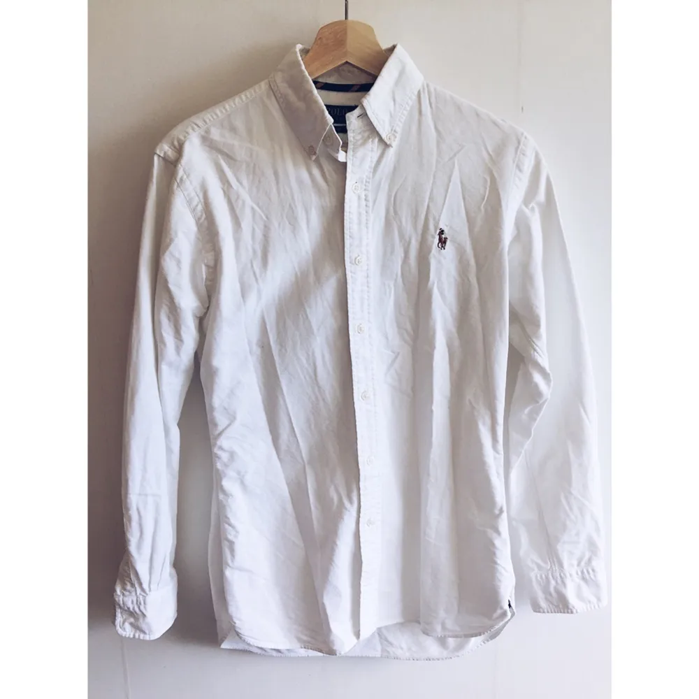 En vit Ralph Lauren skjorta i fint skick!. Skjortor.