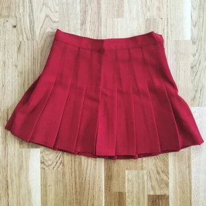  - Tenniskjol köpt på eBay. Färgen är närmast mittenbilden. Frakt tillkommer, skickar så billigt som möjligt med posten.