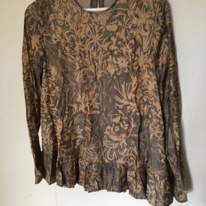  - Jättefin blus från weekday, knappt använd. 