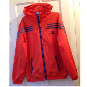  - Snygg vind/sportjacka från Adidas. Använd men i bra skick!