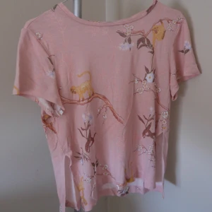  - Otroligt fin t-shirt från Zara, köpt i höstas och använd ett par gånger. I bra skick, ser och känns helt ny!