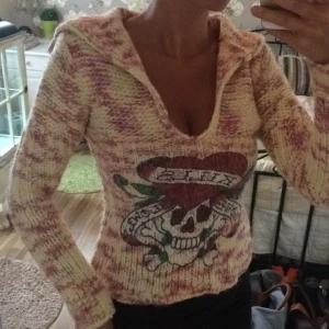  - Äkta Ed Hardy stickad tröja, sparsamt använd ✨
