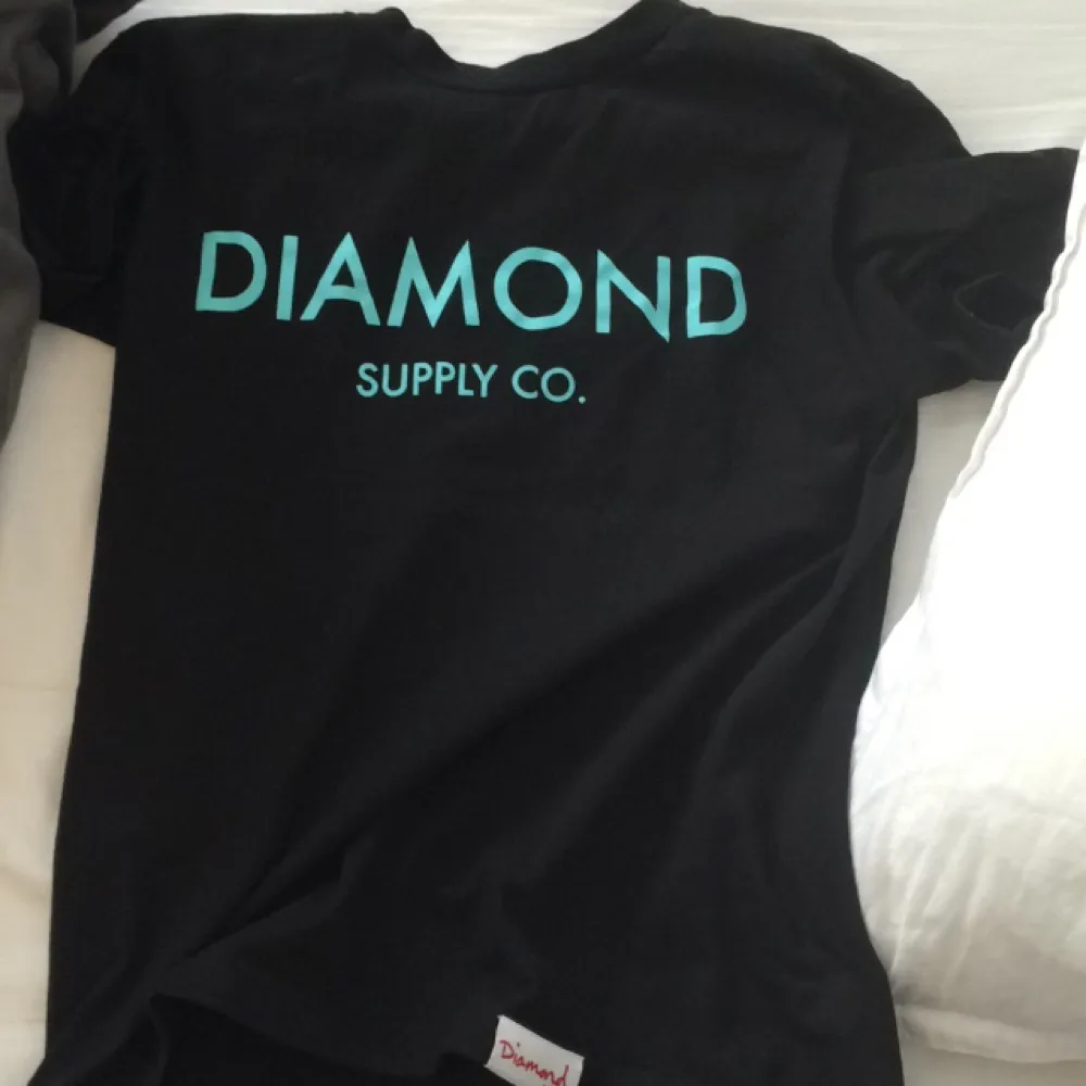 Clean tshirt från diamond supply!  . T-shirts.