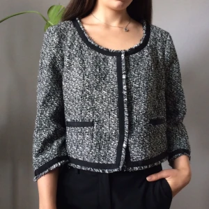  - Stilren jacka från Lindex, sparsamt använd! Märkt som storlek 44 men passar mig som är storlek 36. 