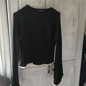  - Snygg Zara tröja med utsvängd arm. Storlek M men funkar S också. Helt oanvänd. Säljer pga. Har aldrig användt själv. Bra material.