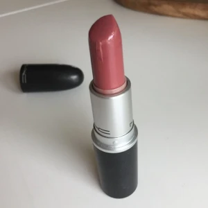  - Satin Twig Mac läppstift. Testad två gånger. (+ 9kr frakt)