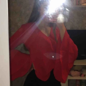  - Blus från h&m med superfin knytdetalj i nacken. Kika gärna in på min profil, har massor av annonser ute!