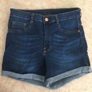  - Från GinaTricot. Passar stor S/liten M.  📬 Frakt 55 kr.