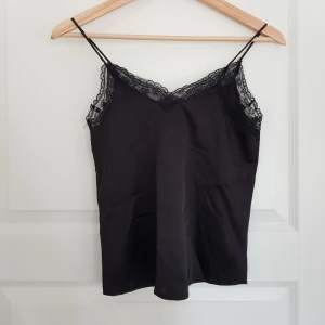  - Väääldigt skönt linne från Bikbok i glansigt tyg. Är en S och den passar på mig men säkert en xs också (storleken är xs). Köparen står för frakt kostnad