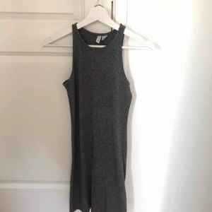  - Jättesnygg klänning från hm. Sitter jättesnyggt på formar sig snyggt runt rumpan, säljer pågrund av att den inte kommer till användning. Köparen står för frakten 