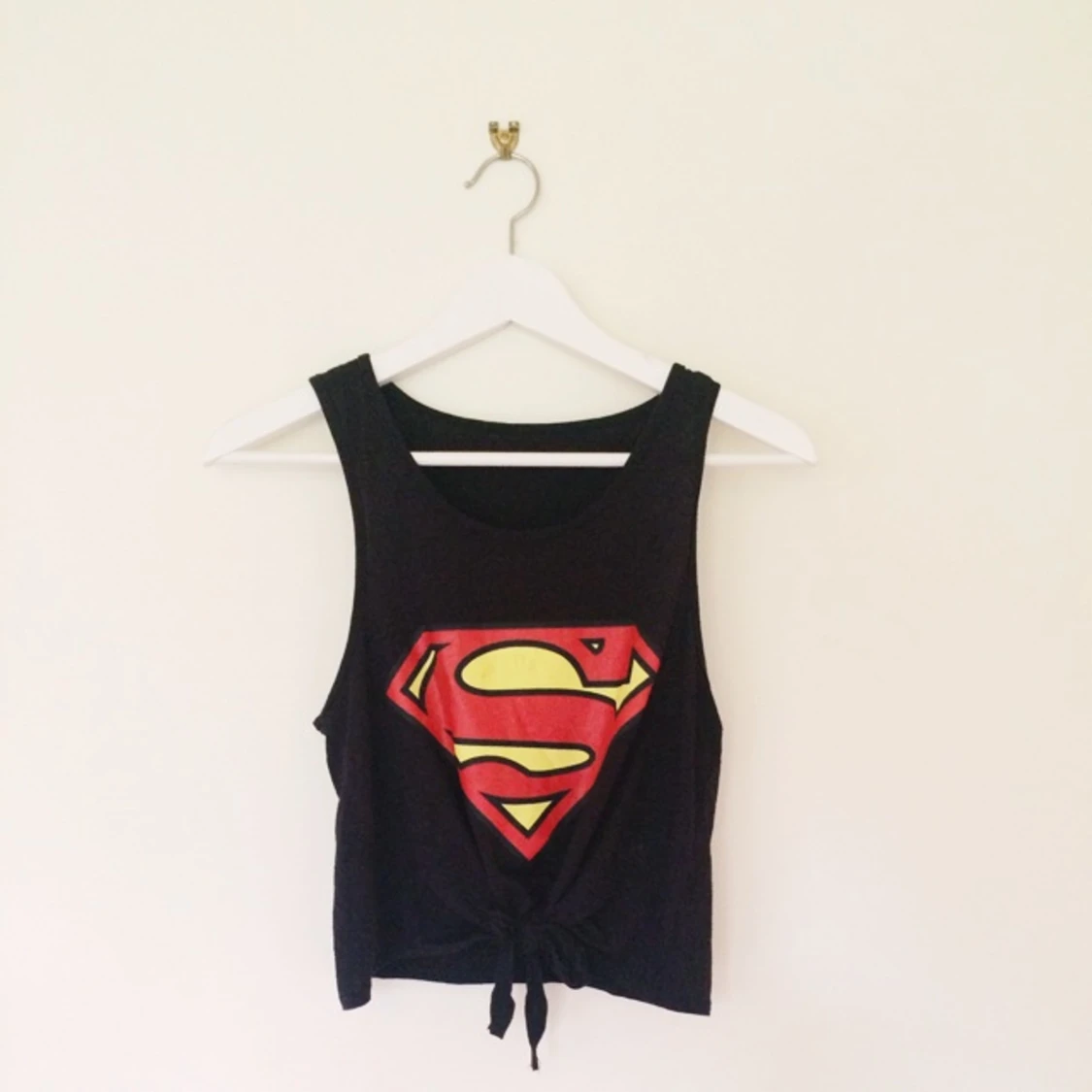 Linne med superman logga. Magkort och knytbar i fram