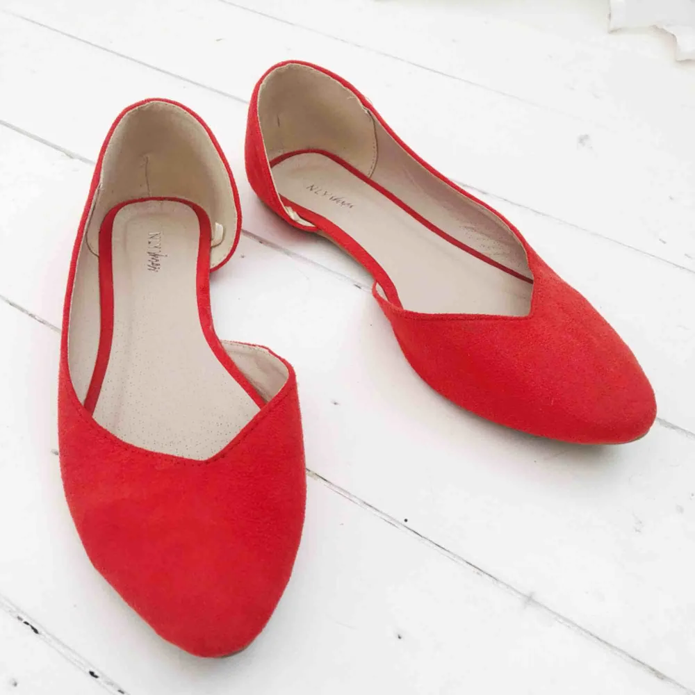 INKLUSIVE FRAKT!  Röda ballerina skor från NLY i storlek 38 passar även 37. . Skor.