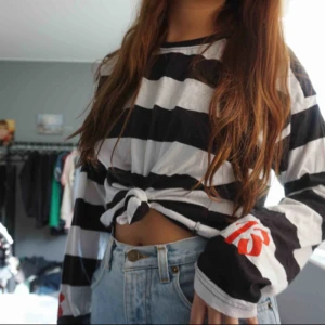  - långärmad topp från weekday! 120 kr inklusive frakt. 🥳 storlek S