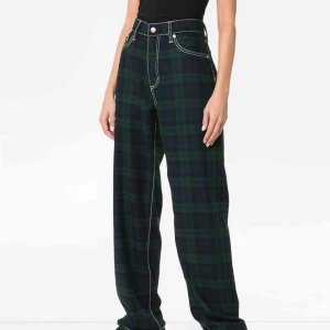  - Eytys Benz check loose, storlek 28. Köpta på caliroots för 2500kr, dom är för tillfället slut överallt och kommer förmodligen aldrig säljas igen. Dom är i ull vilket är perfekt till i vinter! Det är bara skriva ifall ni vill ha fler och egentagna bilder!!