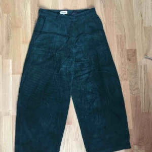  - Mossgröna manchesterbyxor från weekday. Pegleg-stil, med croppade byxben. Hög midja och kostymfickor! 