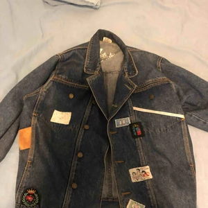  - Jeans Jacka  Köpt på beyond retro  Skick 7/10 Har ett litet flaw (finns bild ovan)
