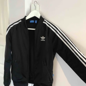  - Skön träningsjacka från Adidas. Köpt för 700kr. Bortsett från att armarna är något noppriga så är den i bra skick. 