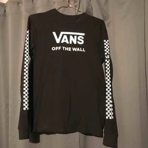  - En långärmad tröja från vans store i London, använd ca 2 gånger och är köpt förra året. Nypris är 649 kr men säljer den för 300 då den inte kommer till användning tyvärr. Gratis frakt!!