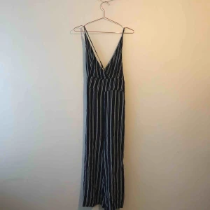  - Randig jumpsuit från Pull&Bear med spagettiband och knytdetalj i ryggen. Liten i storleken, snarare M men passar nog S-L. Fint skick. 💞 Köparen står för frakt. 
