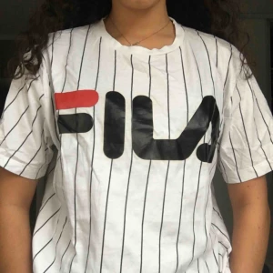  - En skitsnygg FILA-tröja som har svarta ränder. Köpte i storlek M men funkar även för de som har S. Använt ett fåtal gånger. Köpte för 499 men det var ett tag sedan så nu säljer jag den för 80kr. Köparen står för frakt, Annars kan jag mötas upp i Stockholm