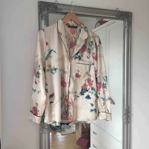  - Oanvänd skjorta från Zara.  Frakt tillkommer🌸