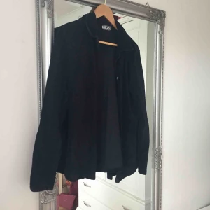  - Oanvänd svart manchesterskjorta. Frakt tillkommer🌸