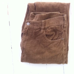 Manchester byxor från Monki - Manchester byxor från Monki