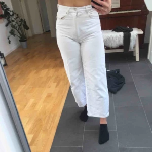  - Skitsnygga vita utsvängda jeans från PULL&BEAR! I bra skick! Pris kan diskuteras såklart!