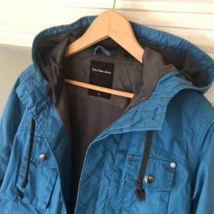  - Trevligt skick. Med luva. Perfekt höstjacka. Vattenavstötande material. Kan hämtas i Uppsala eller skickas mot fraktkostnad.