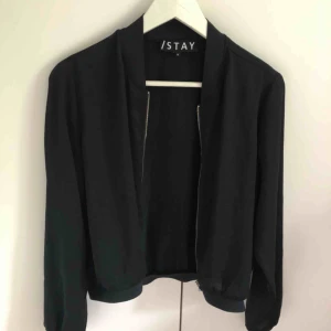  - En väldigt tunn bomber liknande kofta, köpt på Carlings. Använd fåtal gånger. Lite små i storleken. Frakt tillkommer.