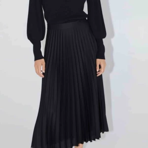  - Svart plisserad kjol från zara. Använd 1 gång 