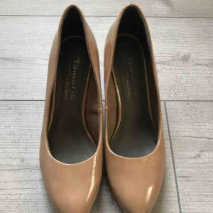  - Supersnygga beiga klackskor, hade på mig dom 1 gång på ett bröllop och sedan dess aldrig använt! Supersköna att gå i då klacken inte är så hög! Fråga ifall du har frågor så svarar jag direkt! Du står för fraktkostnad ❤️🥰