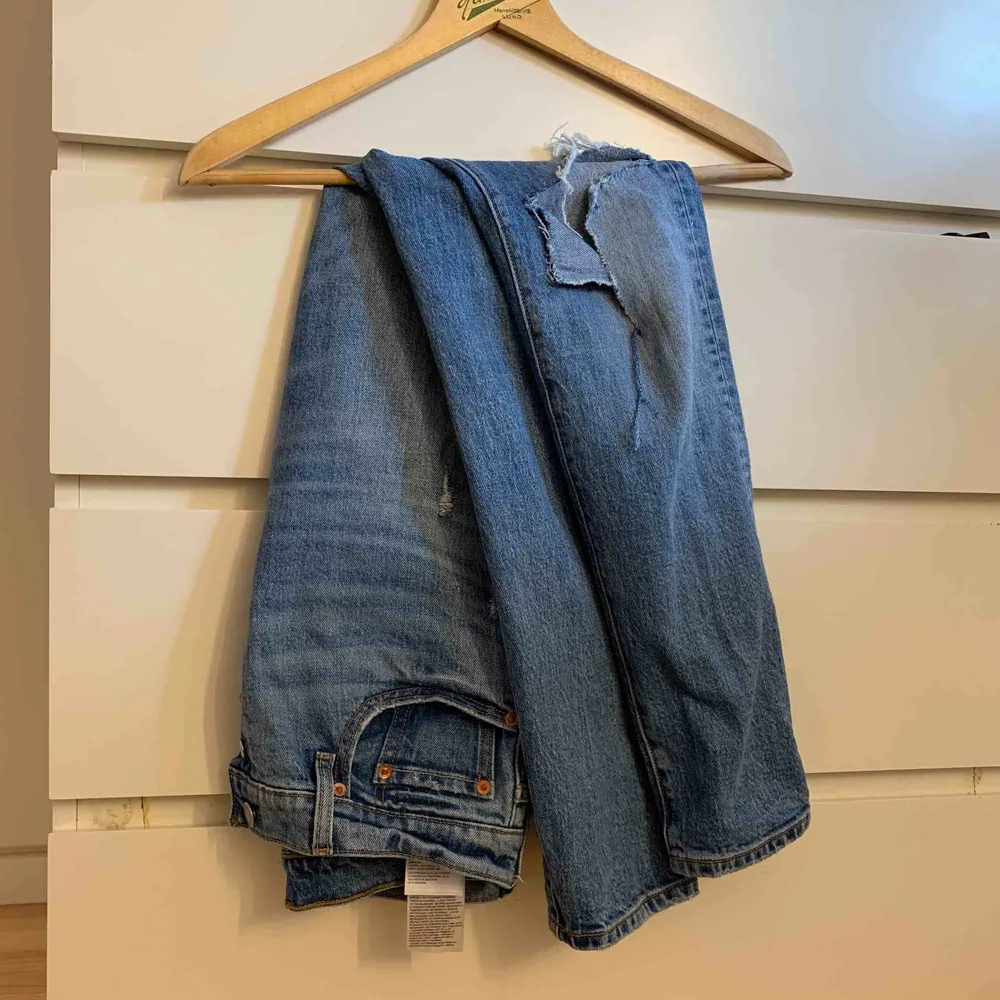 Levi’s jeans 501 W 28 L 32, egen gjord slitning på vänstra benet. Bra skick, säljer pga för liten storlek. Köpare står för frakt. Jeans & Byxor.