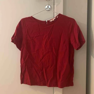  - T-shirt från Levis i storlek XS. Nypris ca. 400kr. Just nu ostryken men den funkar att stryka. 