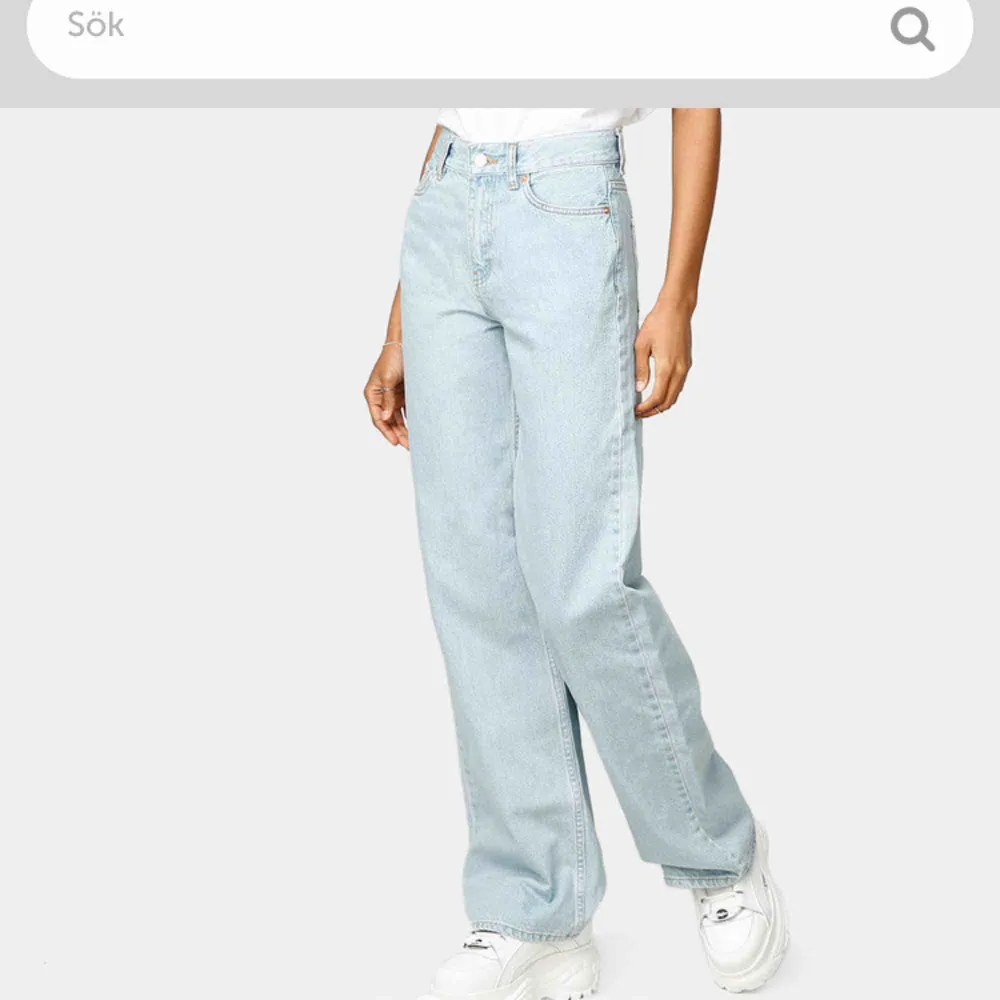 Säljer ett par blå jeans från Junkyard i storlek 27! Byxorna är lite ljusare än vad de ser ut som på bilderna. Använda endast 2 ggr, Orginalpris:500kr! Köparen står för frakt💞💞. Jeans & Byxor.