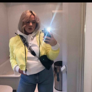  - En heeelt vanlig vit hoodie men gött material inuti! Använd men fortfarande i fint skick.  Frakt bjuder jag på❤️