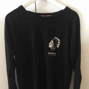  - Jättecool sweatshirt från New Soul med stort tryck på ryggen. Köpt på Junkyard. Inte alls mycket använd så därför i nyskick!