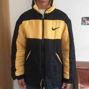  - Varm herrjacka! Går att använda ut och in och få den helt gul istället! Kan skicka mer bilder på den gula sidan vid intresse. Möts i stockholm. 💛💞💛💞 kan också fraktas.