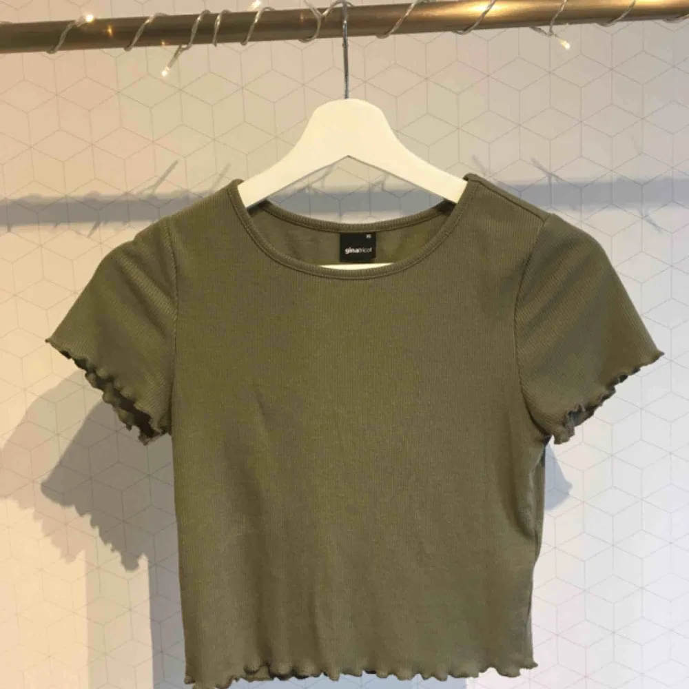 T-shirt från Gina tricot. Bra skick, nypris:  99 kr. Toppar.