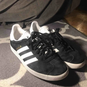  - Använd sällan därför väldigt bra skick, ser inte använd ut. Bekväma skor som passar det mesta! 