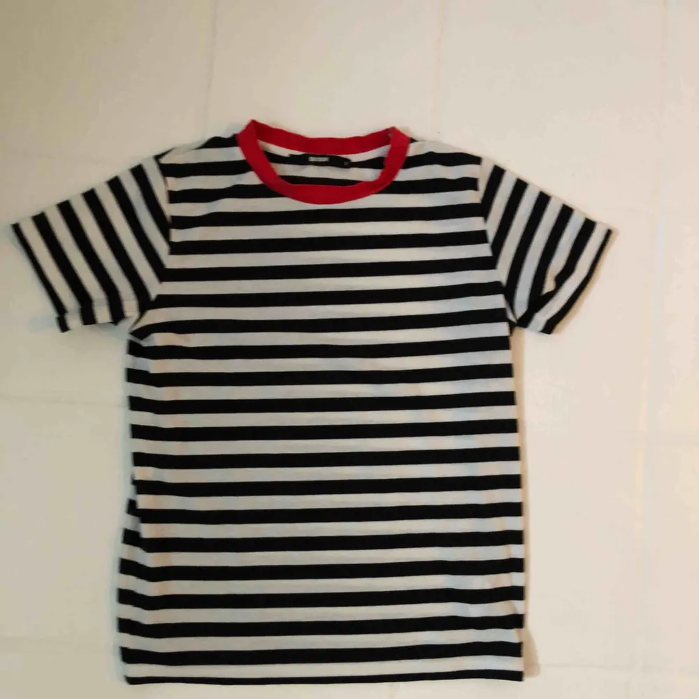 Randig svart och vitrandig t-shirt med röd krage🦄 Assnygg att matcha med tex röda skor eller röd väska! FRAKT: 39kr💓. T-shirts.