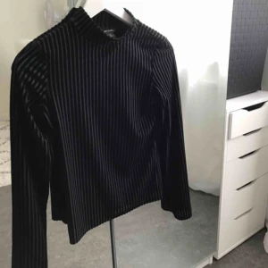  - Långärmad tröja från Monki.  Är i mycket gott skick, använd 2 gånger.  Nypris 150 SEK.  Köparen står för frakt, möter annars upp. 